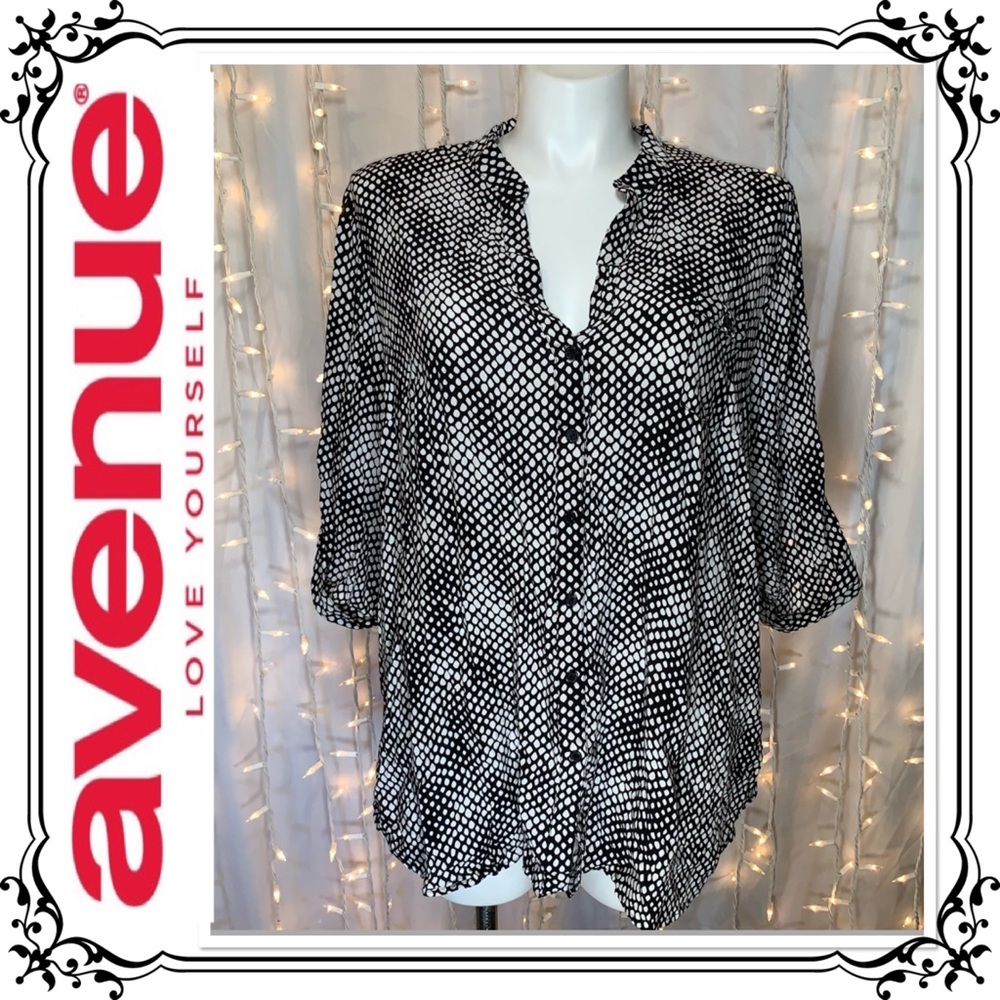 AVENUE ⭐️ Black & White Diamond Print Button Up Blouse